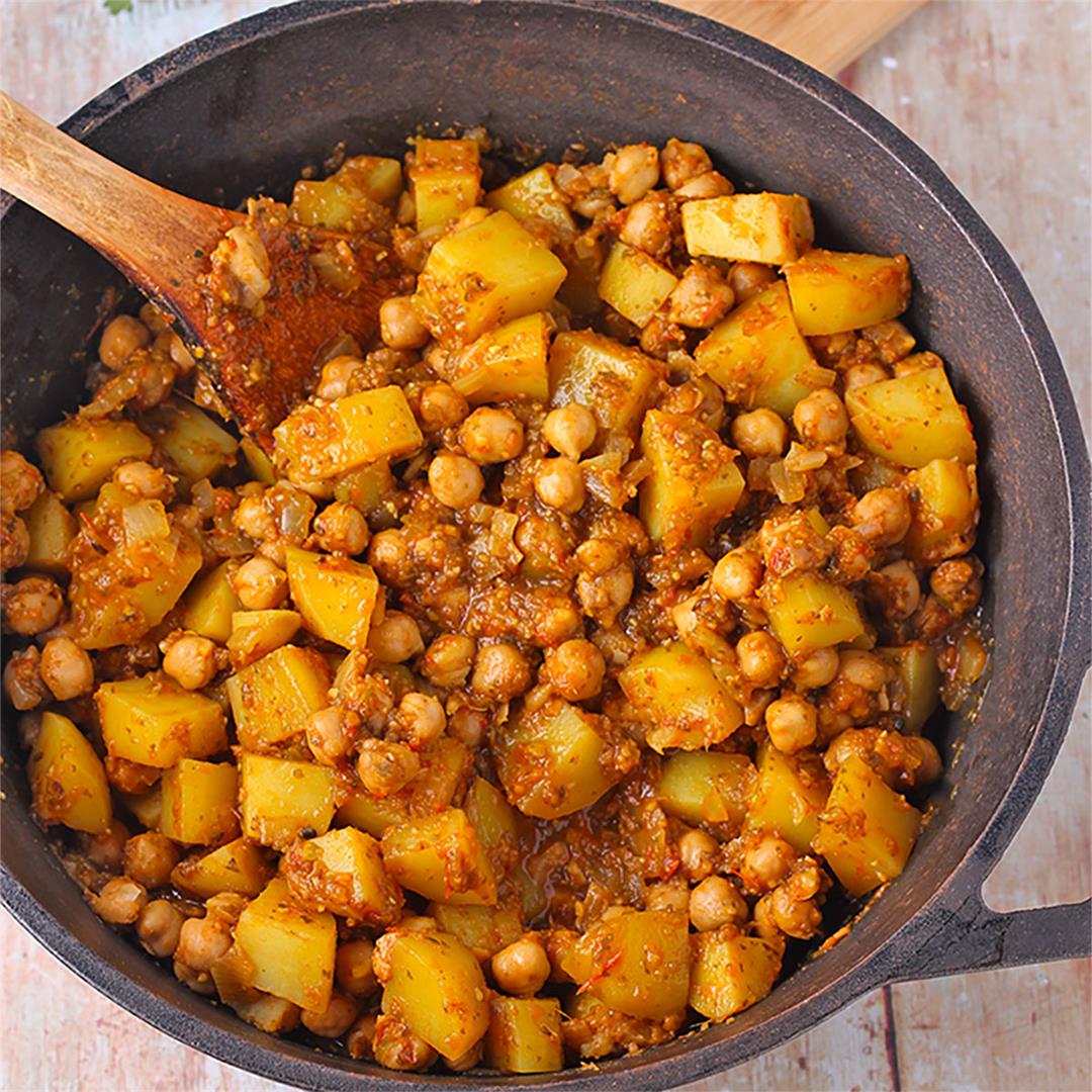 chickpea and potato curry (chana aloo curry) plant-based