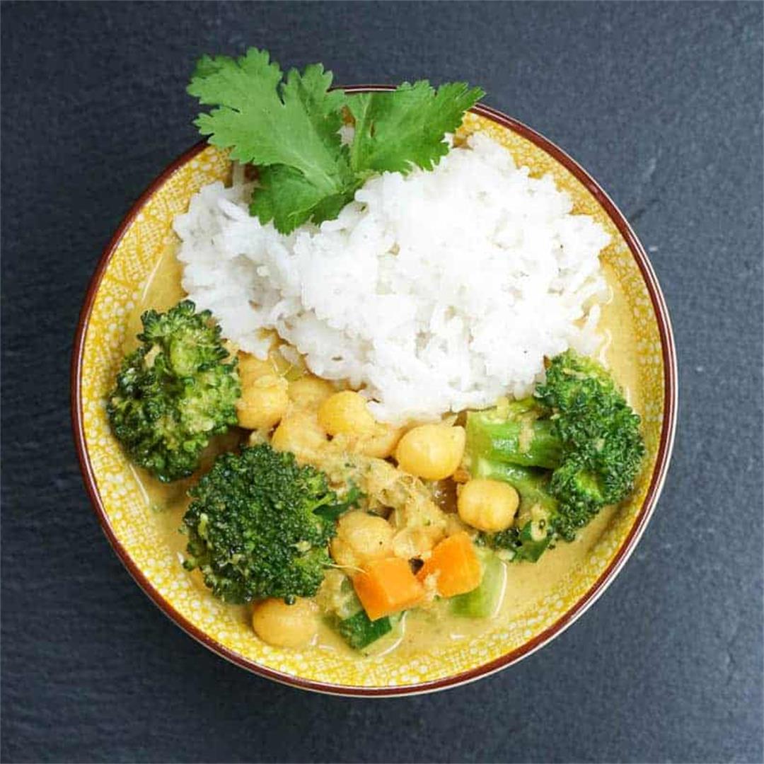 Creamy Broccoli And Chickpeas Curry With Coconut