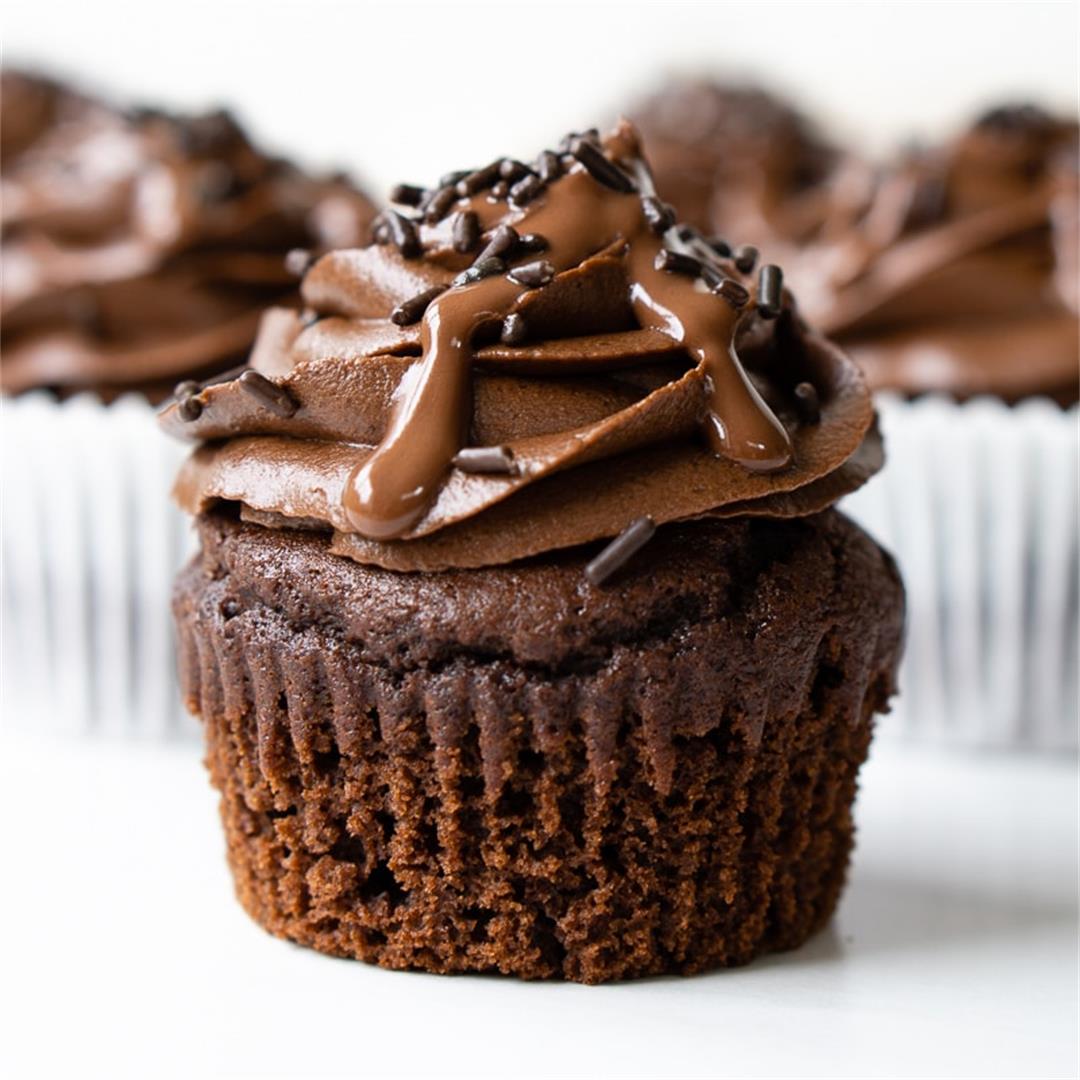 The BEST Vegan Chocolate Cupcakes