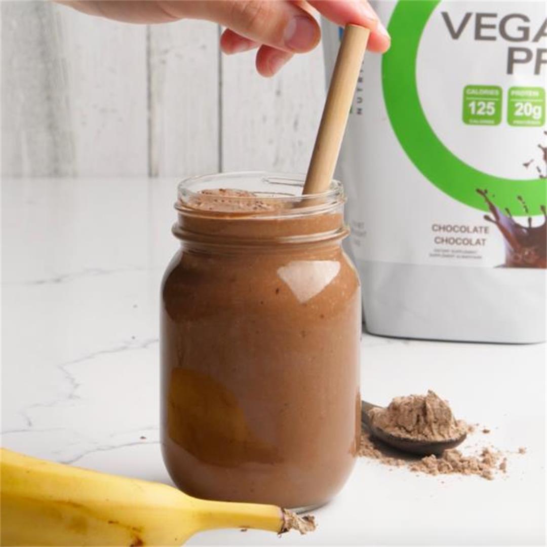 Healthy Chocolate Peanut Butter Smoothie (VIDEO)