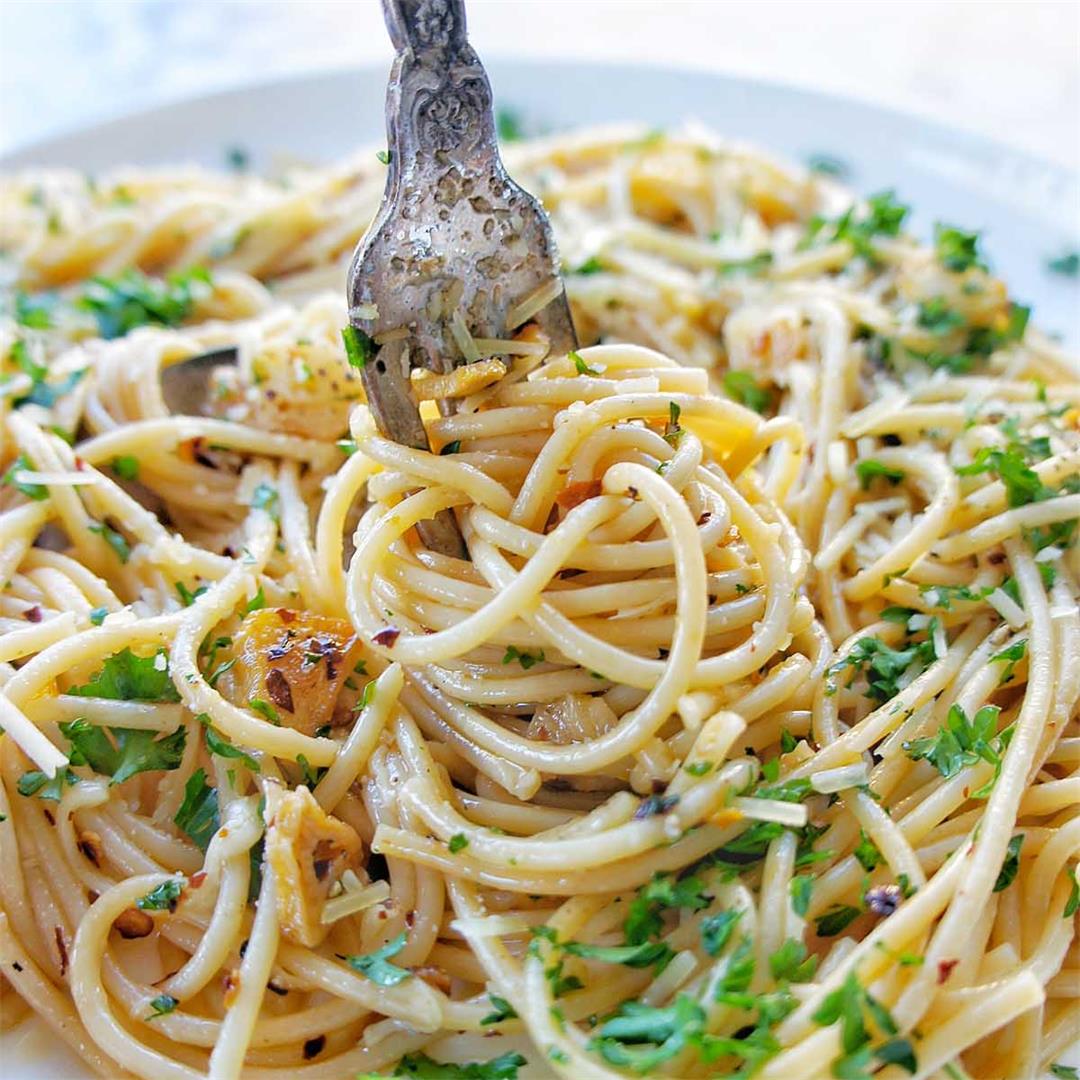 Garlic Spaghetti (Aglio e olio recipe)