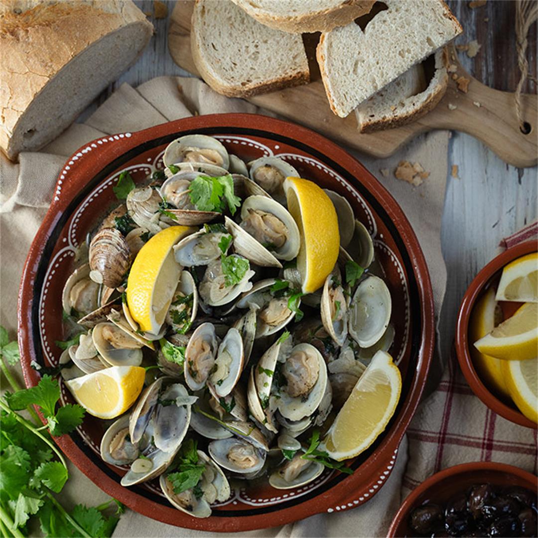 Portuguese garlic and wine clams - Amêijoas à Bulhão Pato
