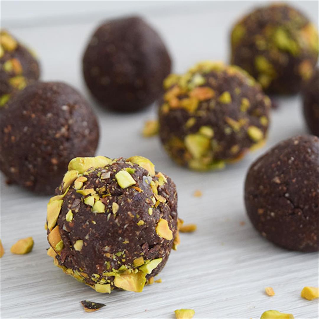 Vegan Chocolate Almond Energy Balls