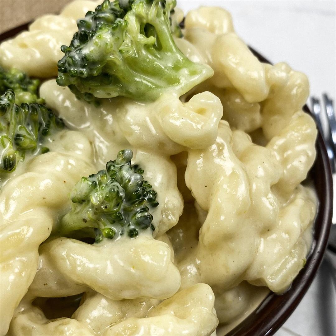 Easy Pasta with Broccoli and Garlic Parmesan Sauce