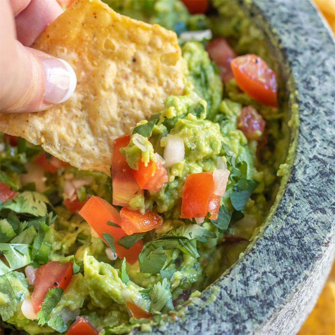 Easy Guacamole Recipe (how to make from scratch!)