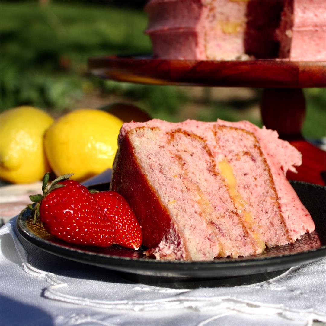 The Best Strawberry Lemonade Cake: the perfect spring flavors!