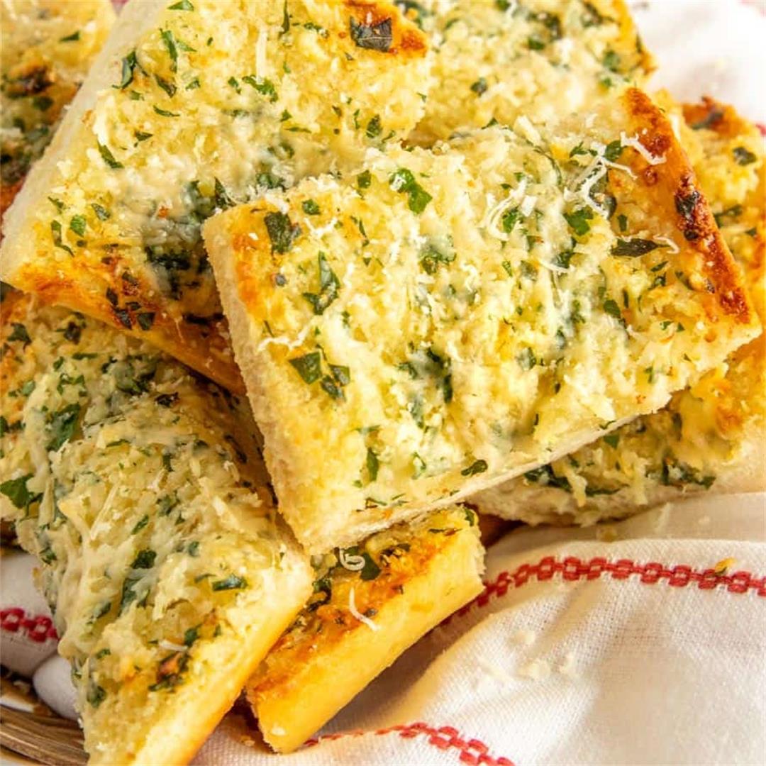 Cheesy Garlic Bread (Easy Recipe)