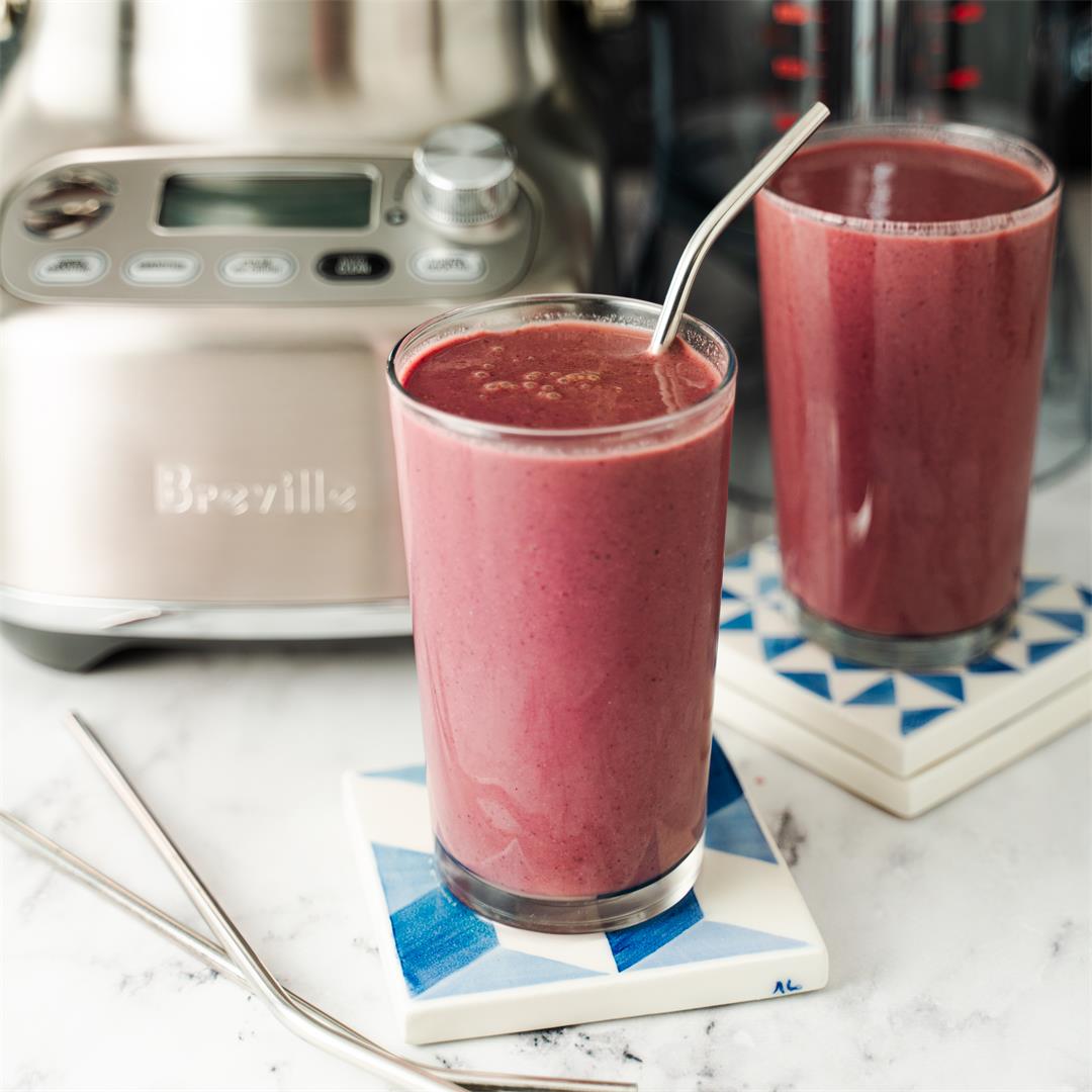 Bluicing healthy beet, apple and spinach smoothies