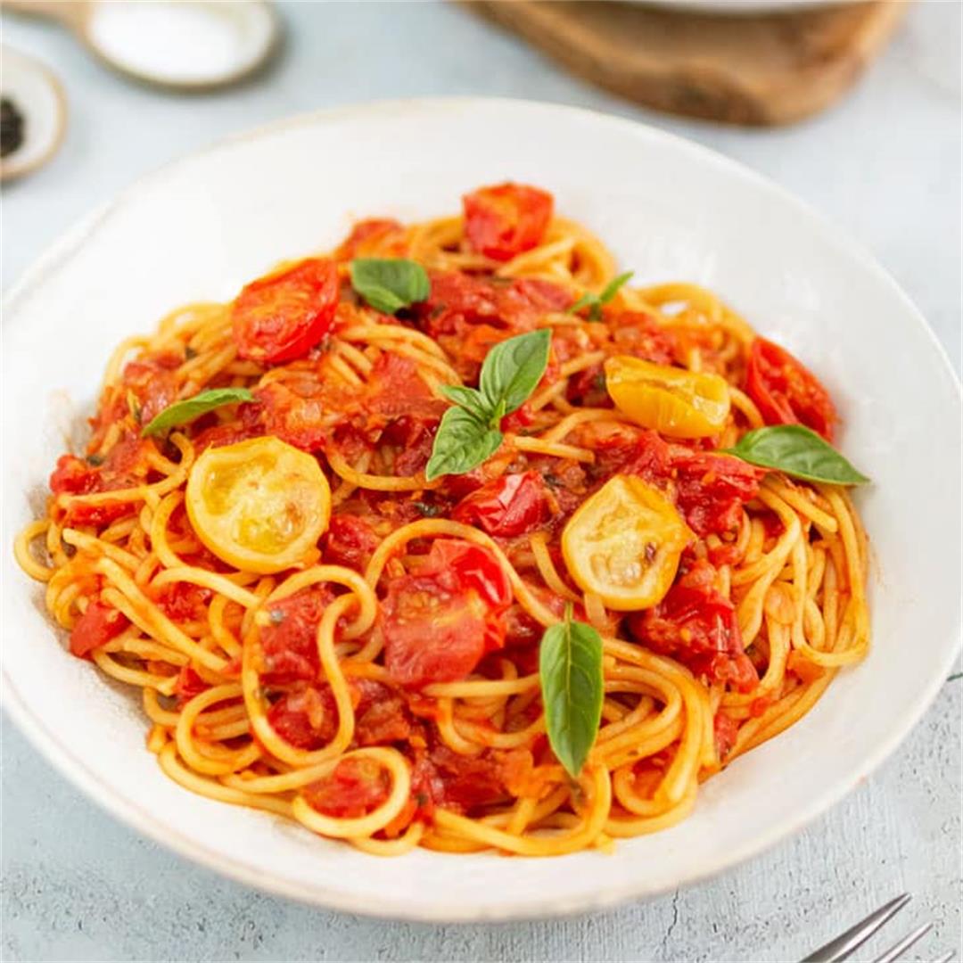 Classic tomato spaghetti with basil