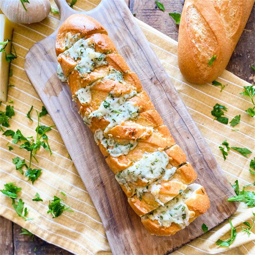 The 10 Minute Cheesy Garlic Bread that will Save your Holidays