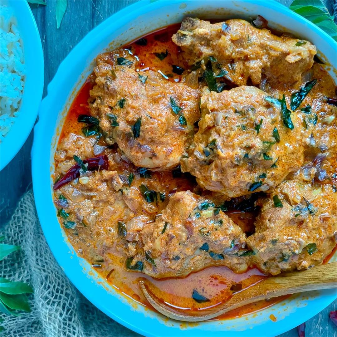 Kerala Chicken Curry with Coconut (Nadan Kozhi Curry)