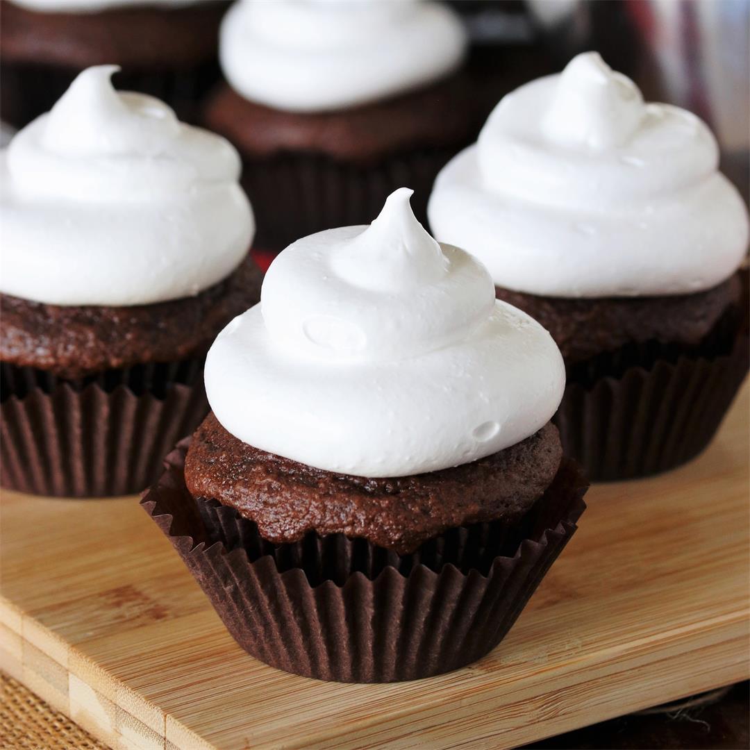 How to Make 7-Minute Marshmallow Frosting (Step-by-Step)