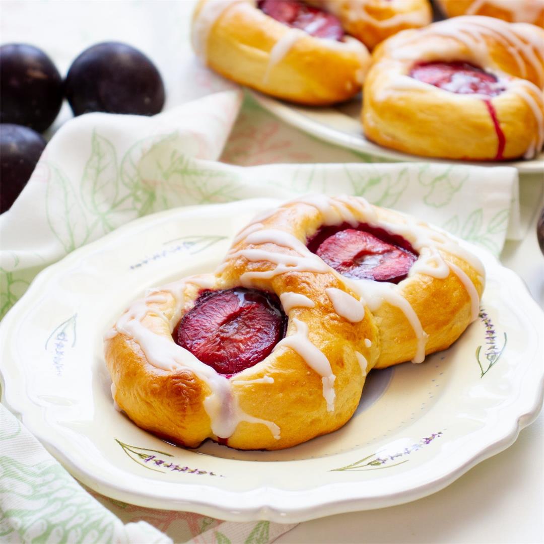 Buns with plums ⋆ MeCooks Blog