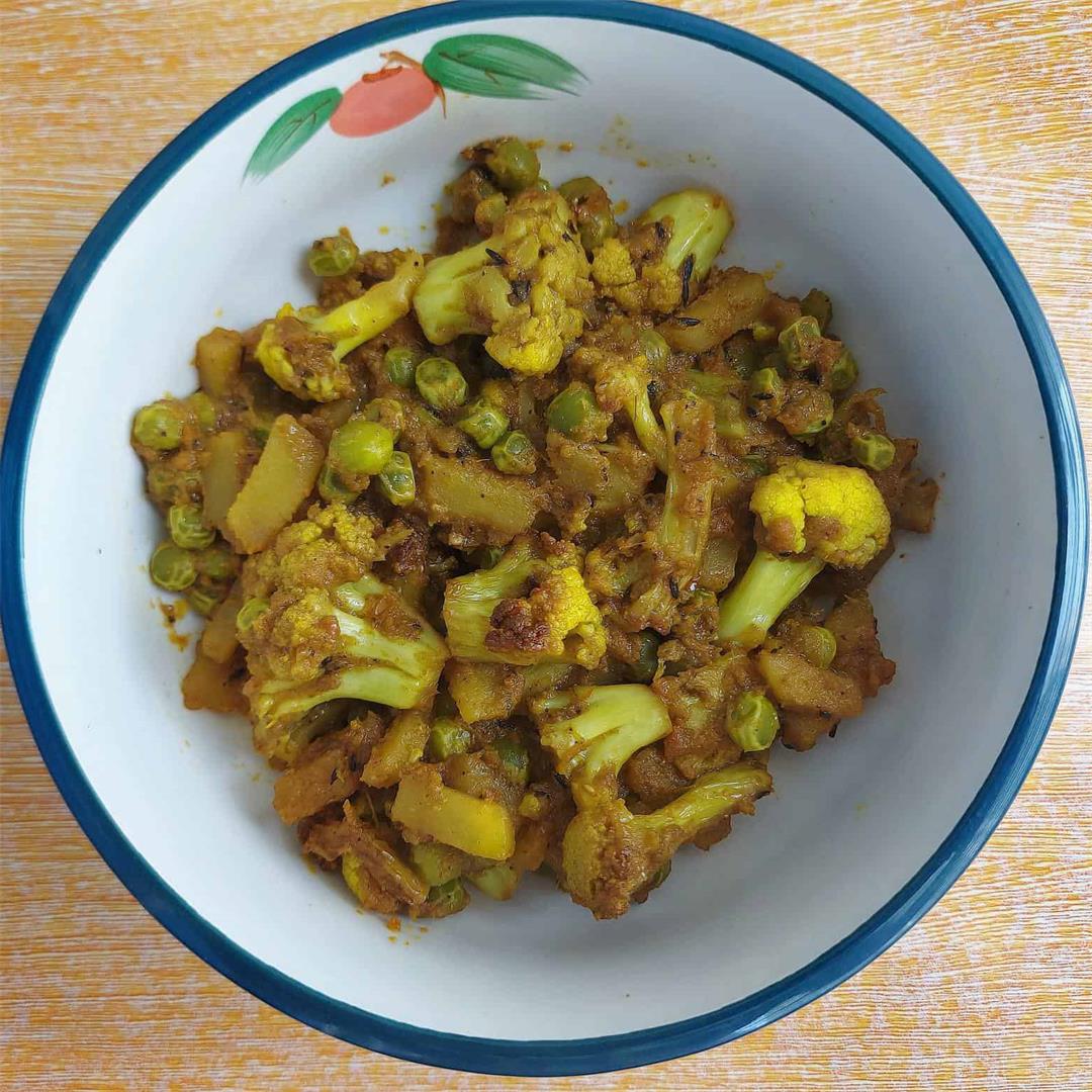 Aloo Gobi Matar (Cauliflower Potato Pea Curry)