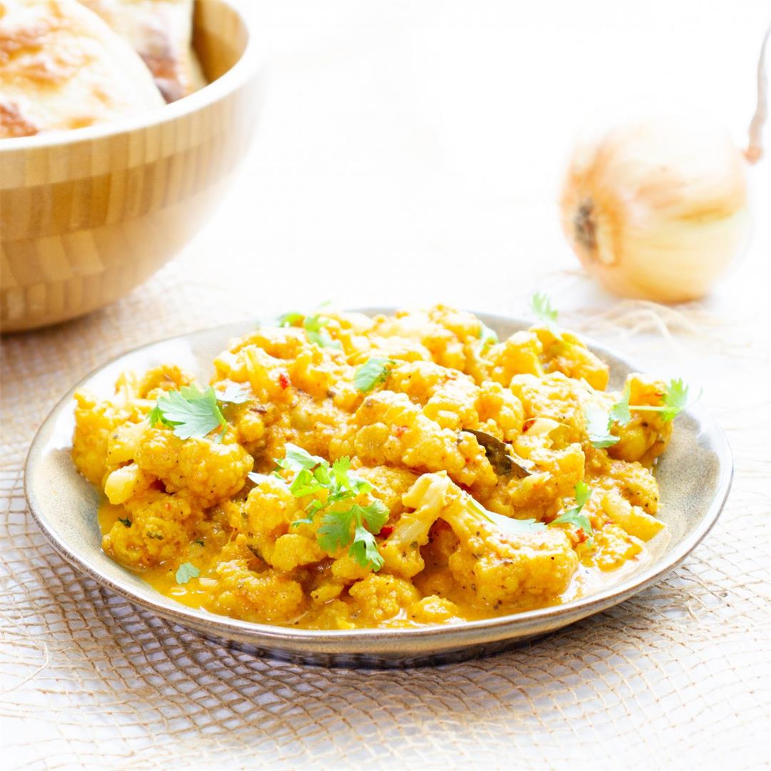 Cauliflower curry ⋆ MeCooks Blog