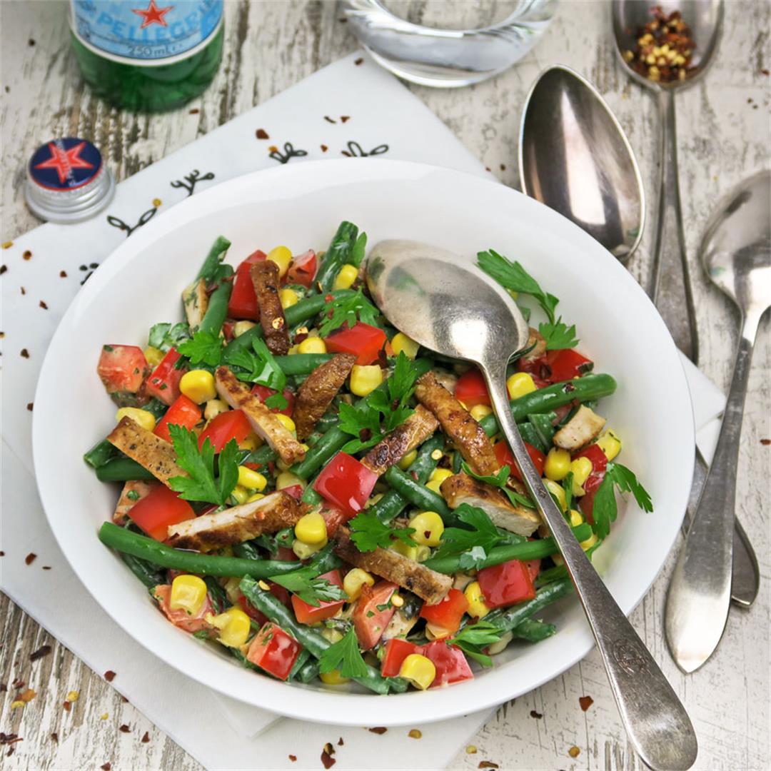 Colorful summer salad with crispy pork and green beans!