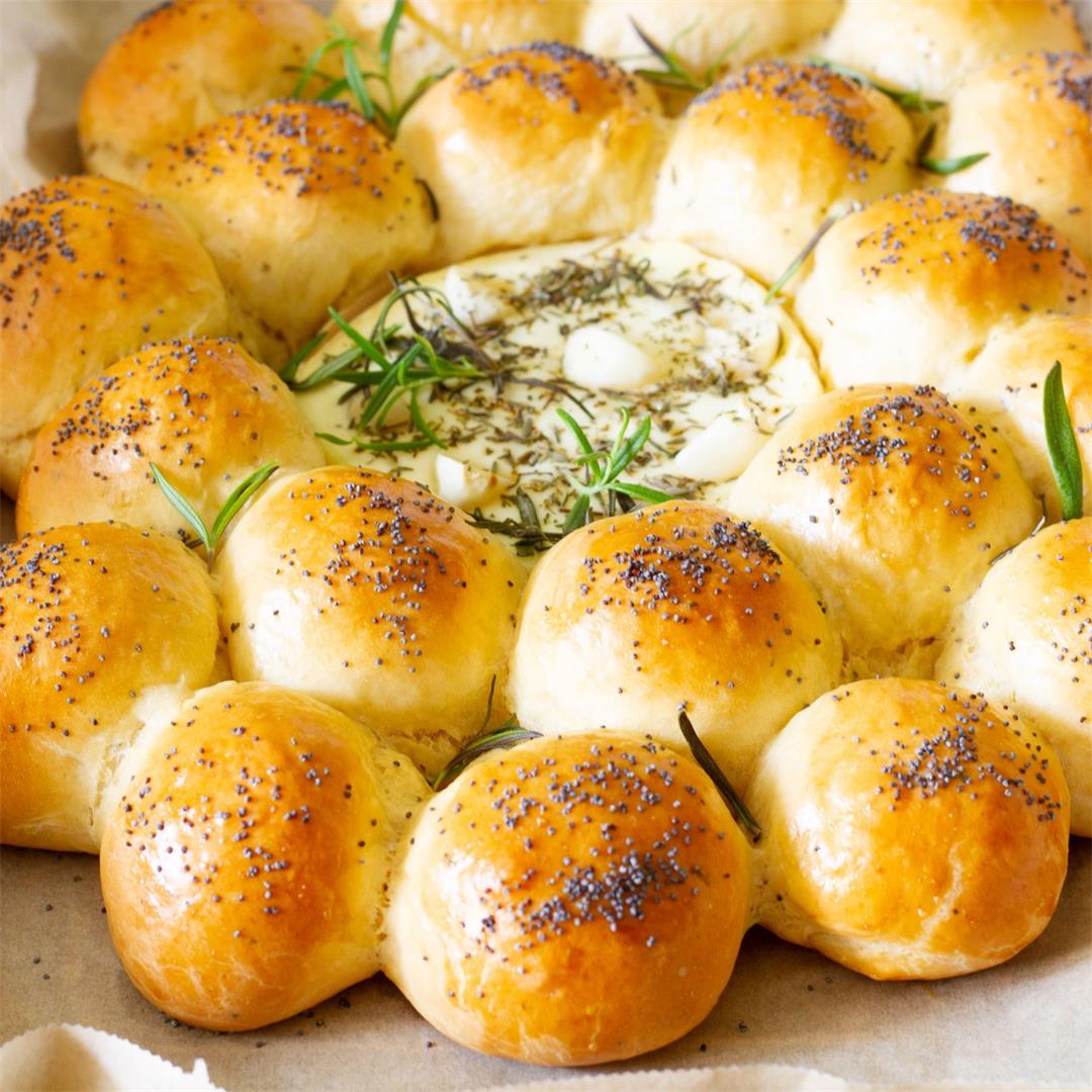 Brioche buns with baked Camembert ⋆ MeCooks Blog