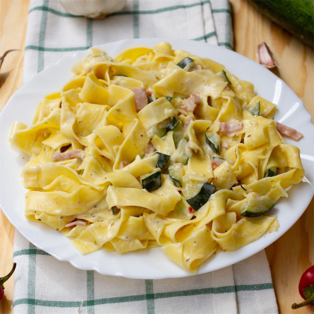 Zucchini and ham pasta ⋆ MeCooks Blog