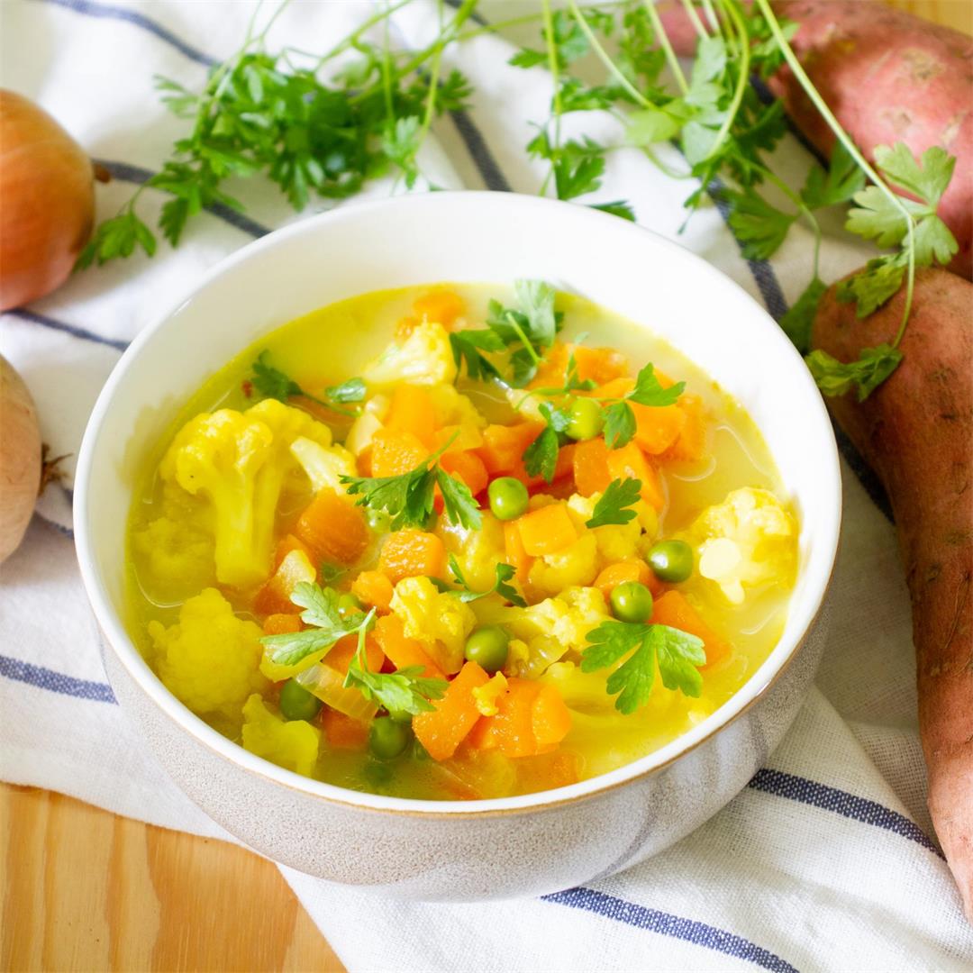 Cauliflower, sweet potato and peas soup ⋆ MeCooks Blog