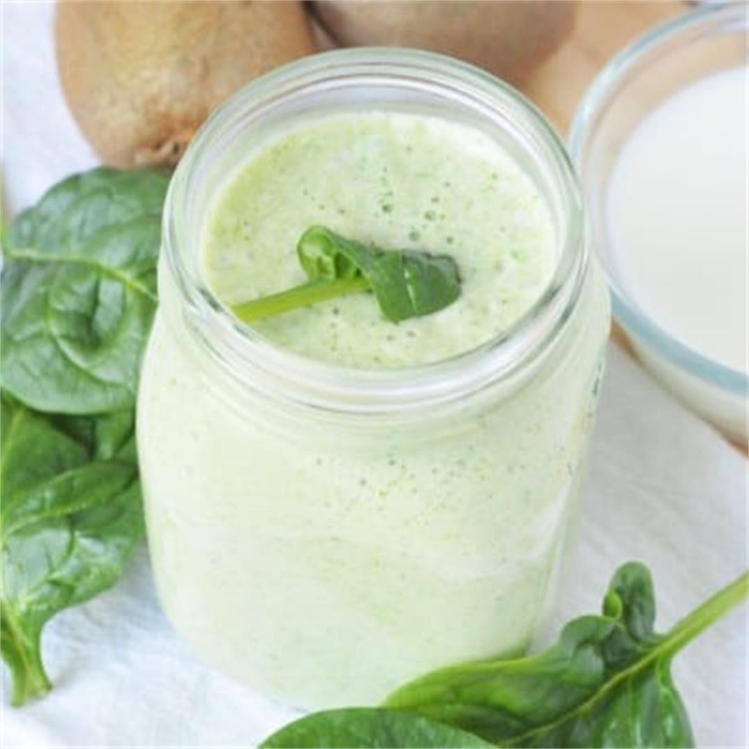 Easy Green Smoothie with Spinach and Fruit