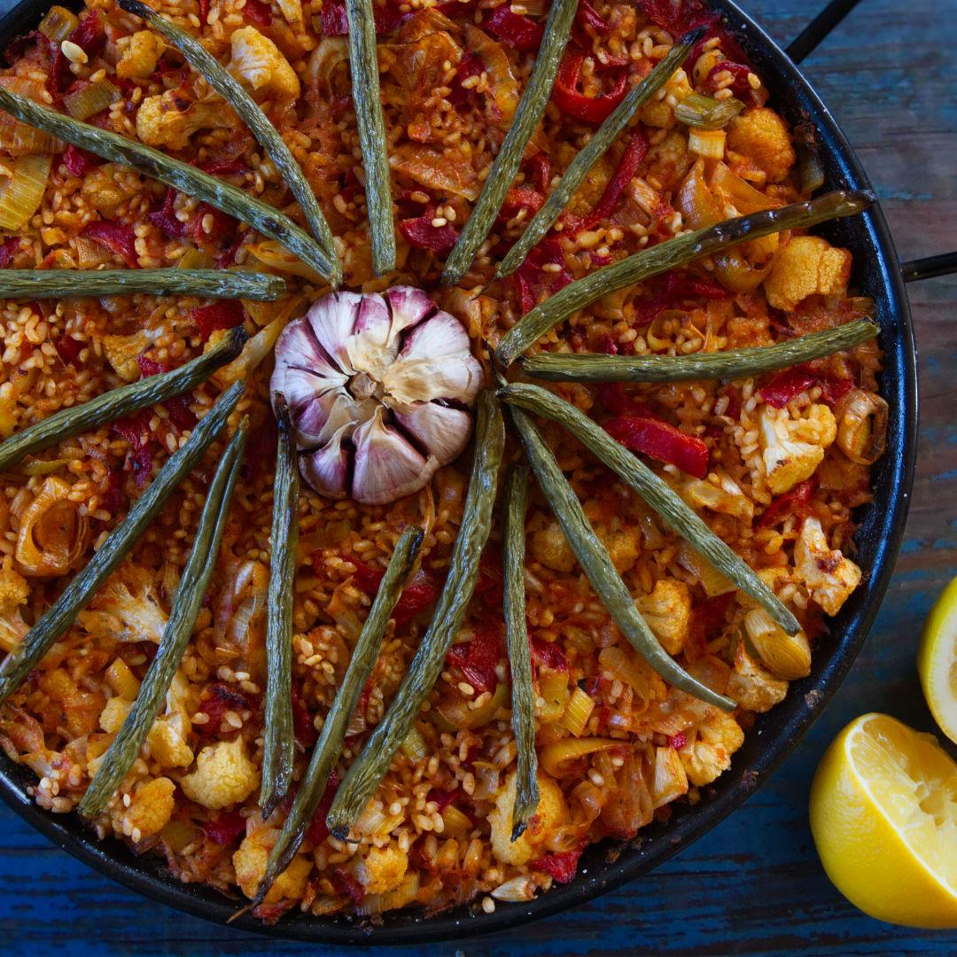 Spanish oven-baked rice with cauliflower and green beans