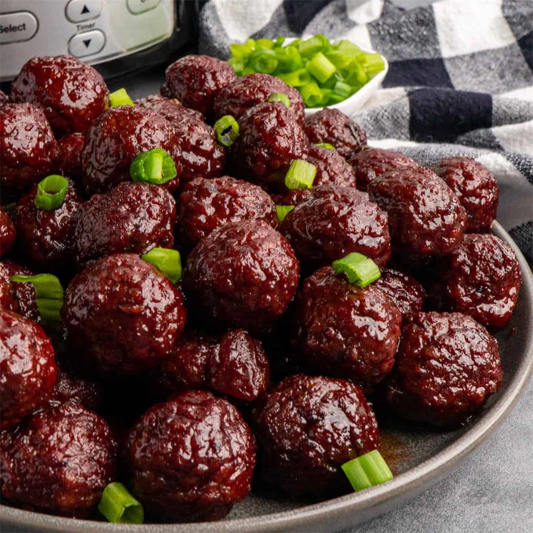 Crockpot Meatballs with Grape Jelly and Chili Sauce