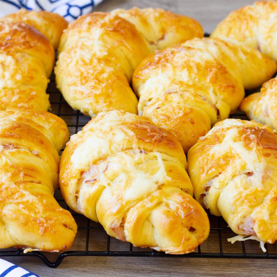 Croissants with ham and cheese ⋆ MeCooks Blog