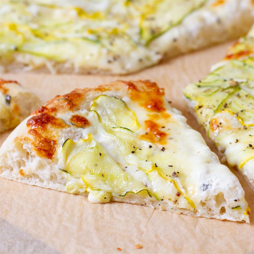 Pizza Bianca with zucchini ⋆ MeCooks Blog