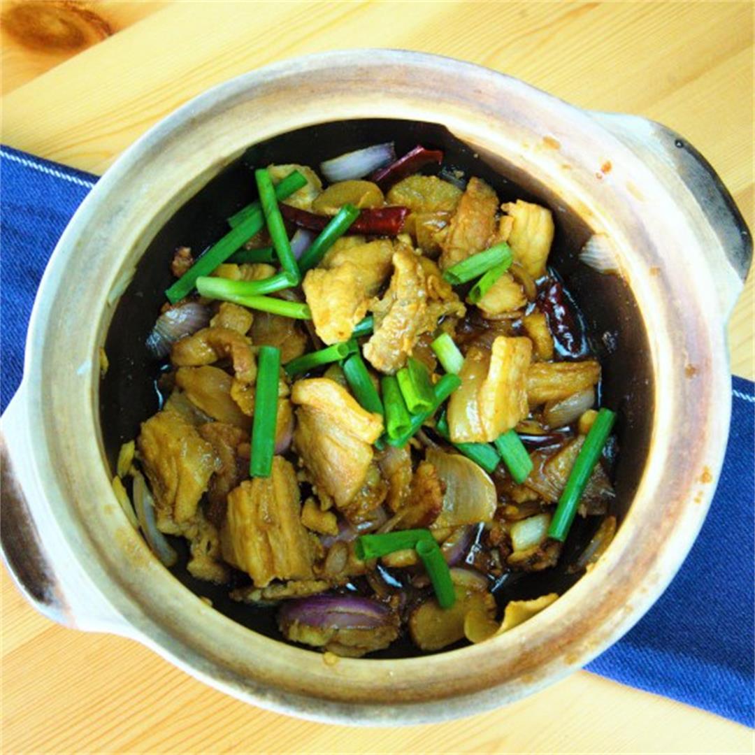 Pork belly with salted fish in clay pot recipe ( 咸鱼花腩煲)