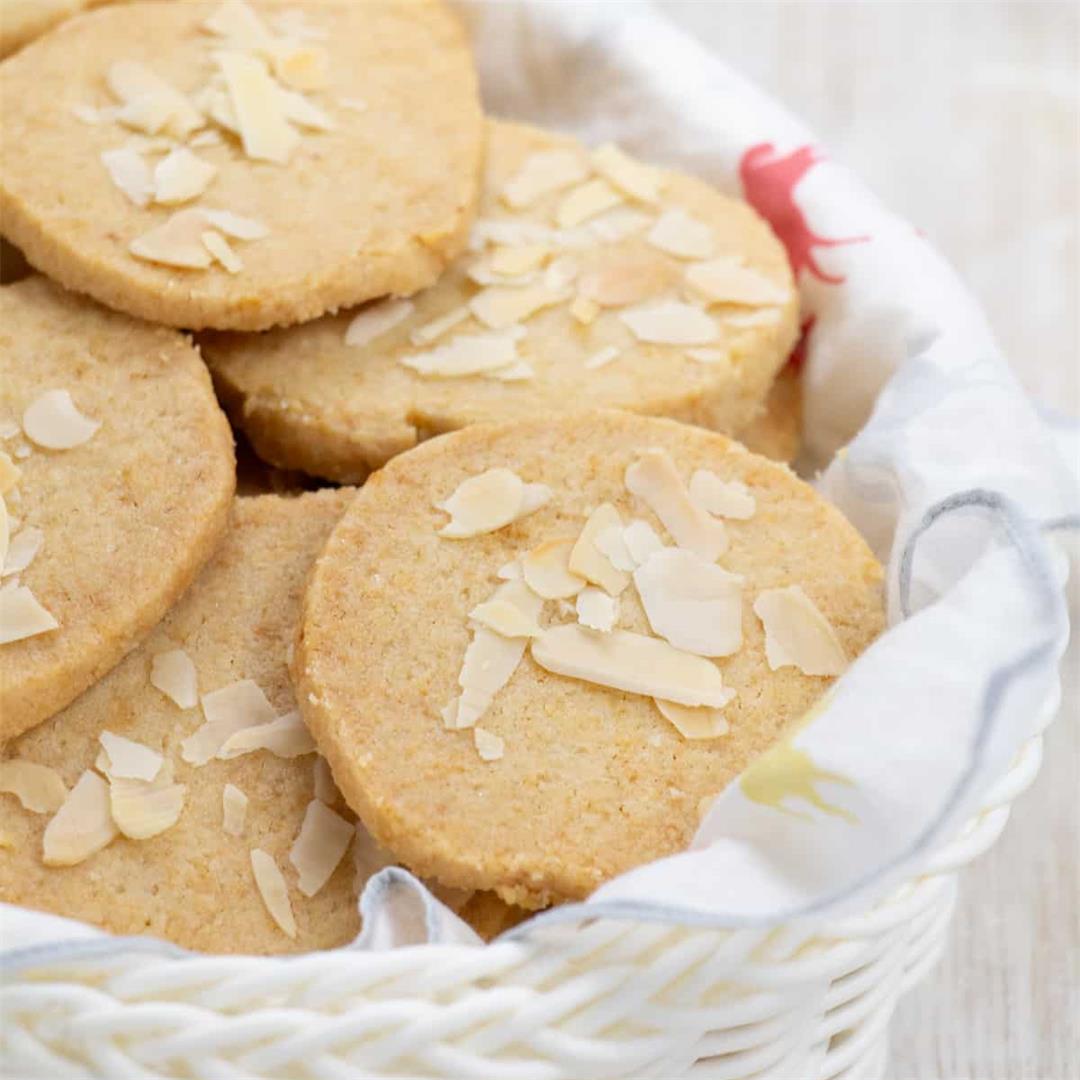 Almond Christmas Cookies • Little Nomads Recipes