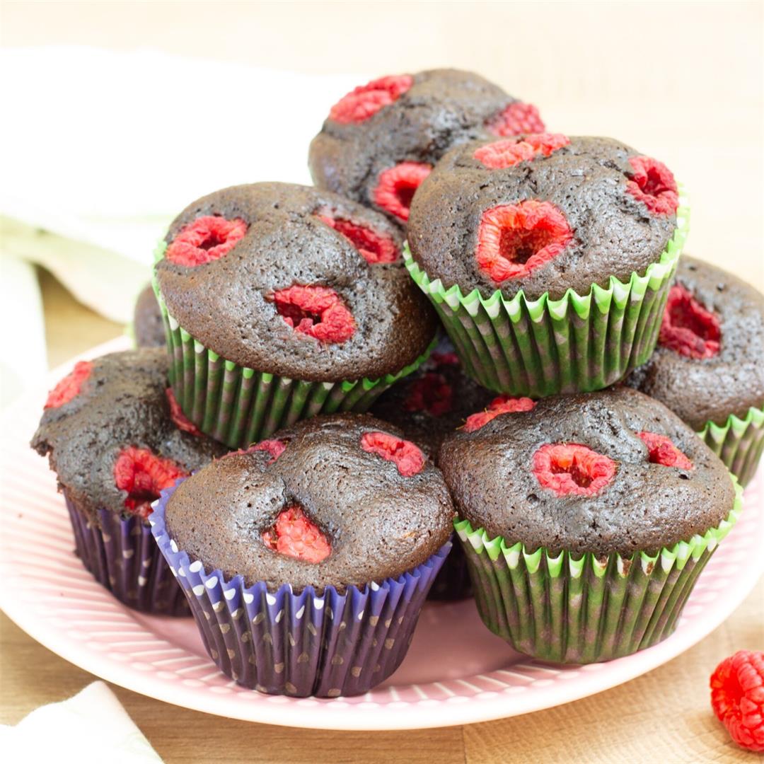 Chocolate muffins with raspberries ⋆ MeCooks Blog