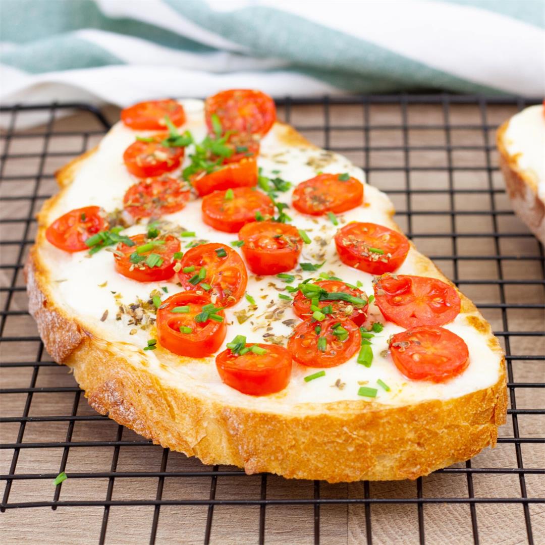 Baked sandwiches with cheese and tomatoes ⋆ MeCooks Blog