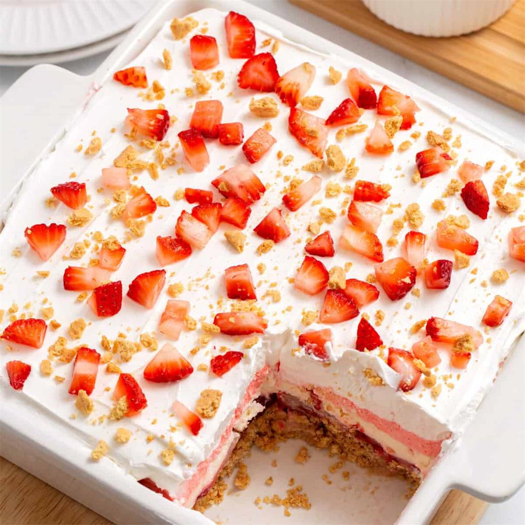 The EASIEST No-Bake Strawberry Delight Recipe