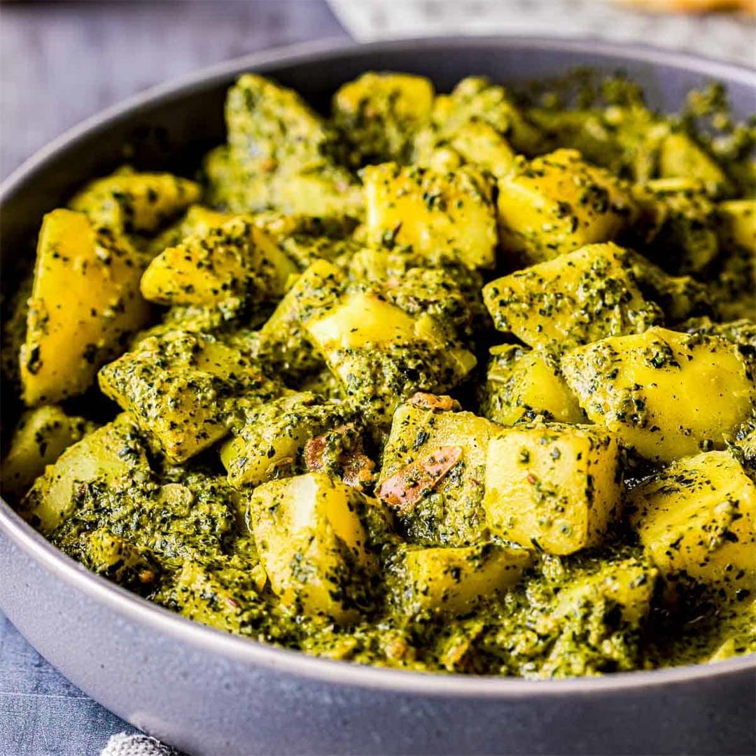 Easy Vegetarian Saag Aloo (Spinach and Potato Curry)