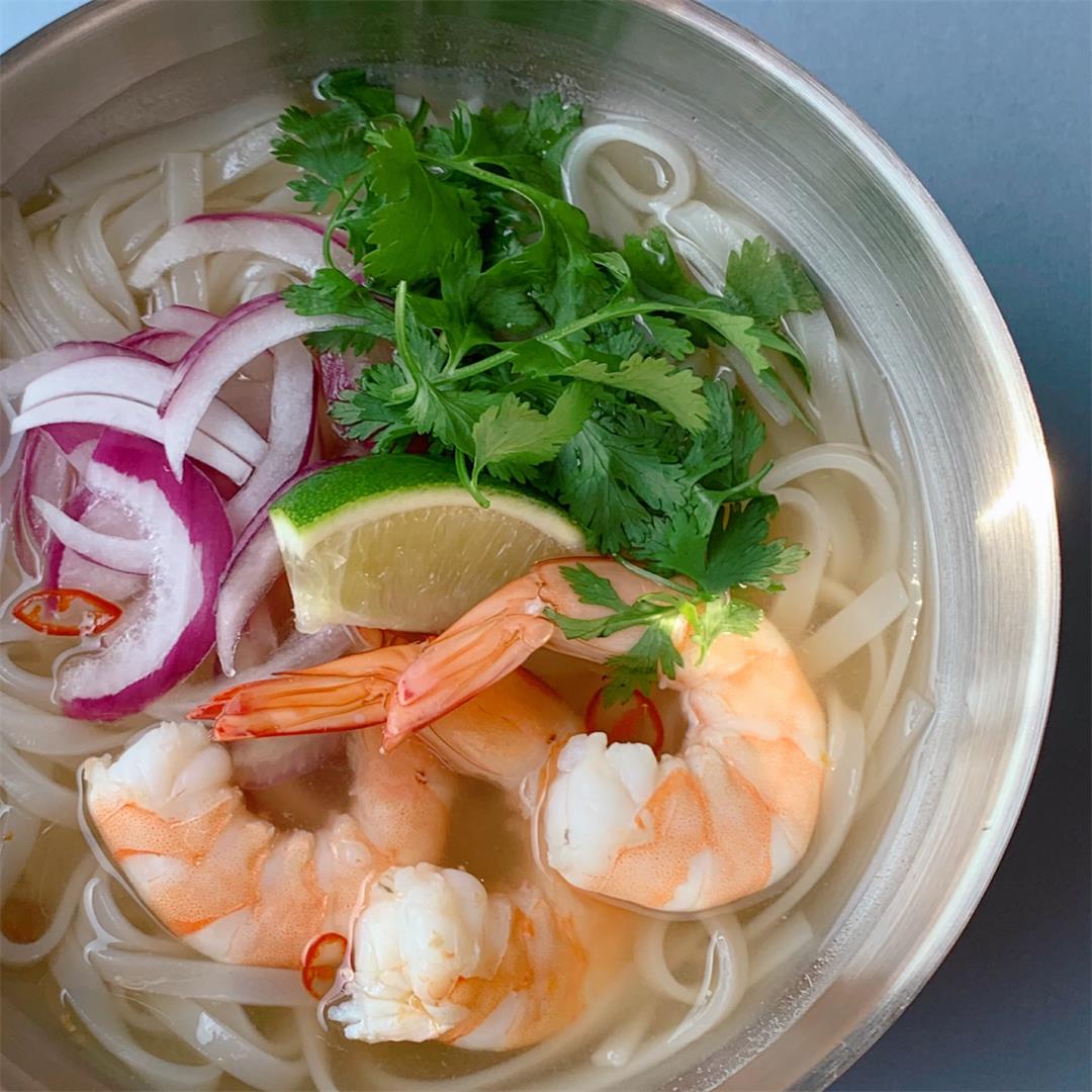 Pho topped with shrimp (Phở gà con tôm)