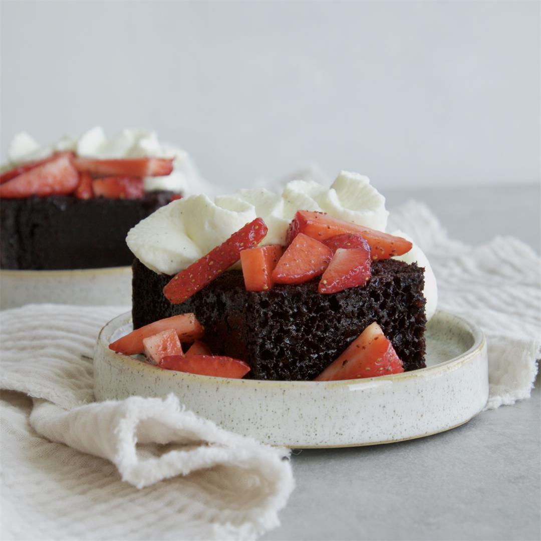 NIEMI: Chocolate cake with strawberries and cream