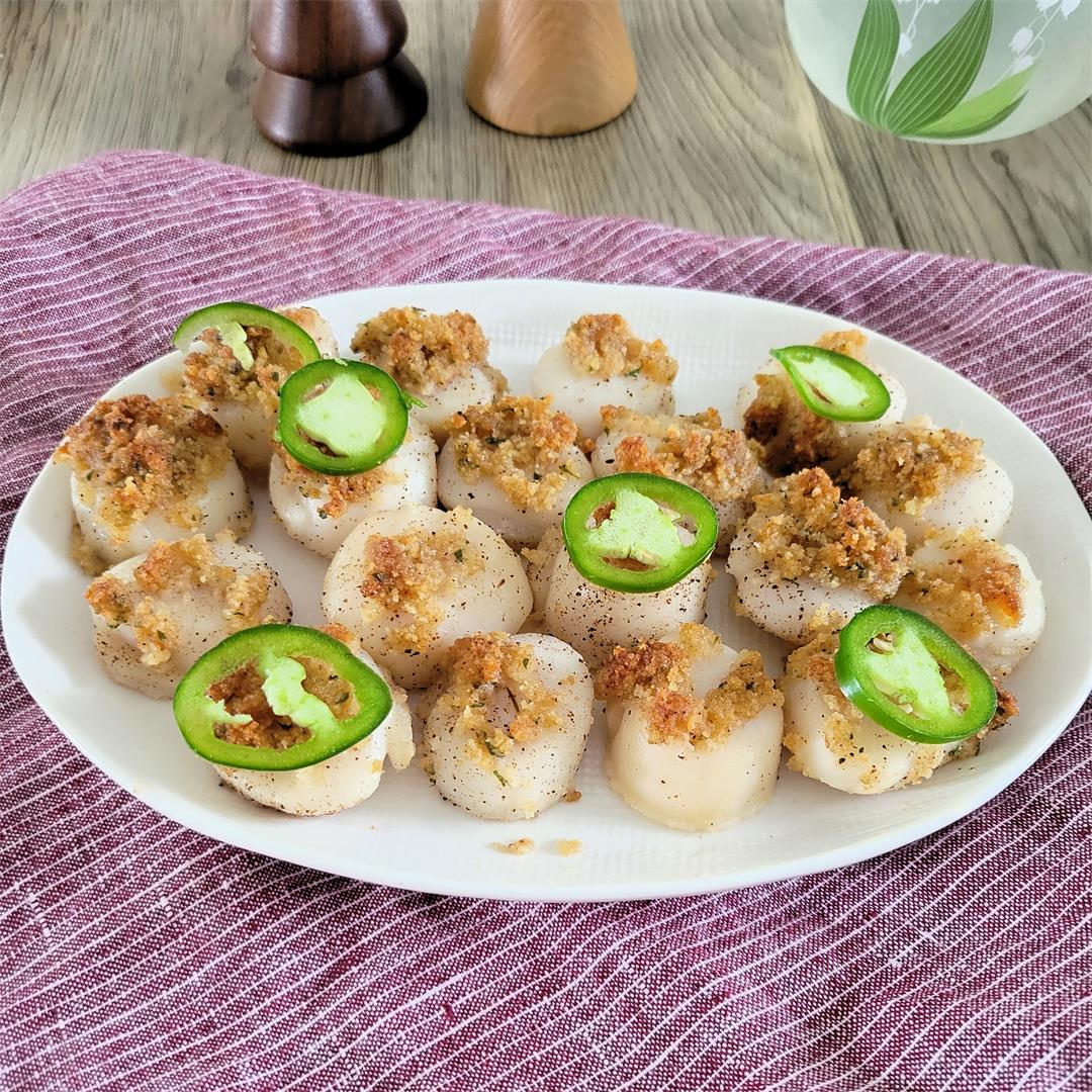 Baked scallops with bread crumbs