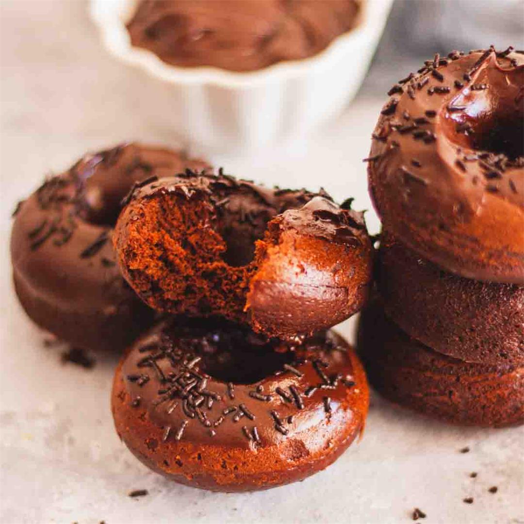 Easy baked chocolate cake donuts