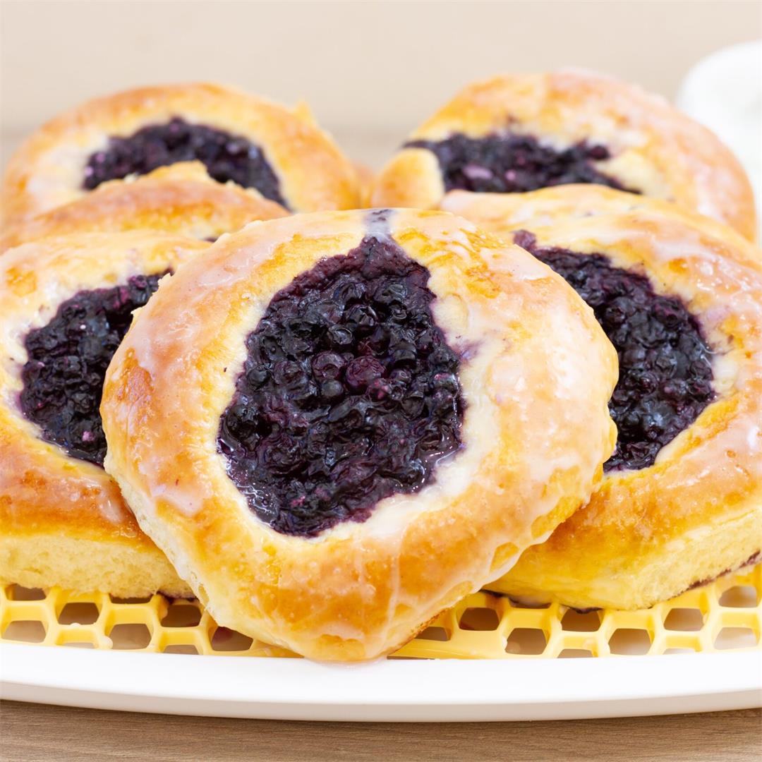 Bilberry buns with icing ⋆ MeCooks Blog