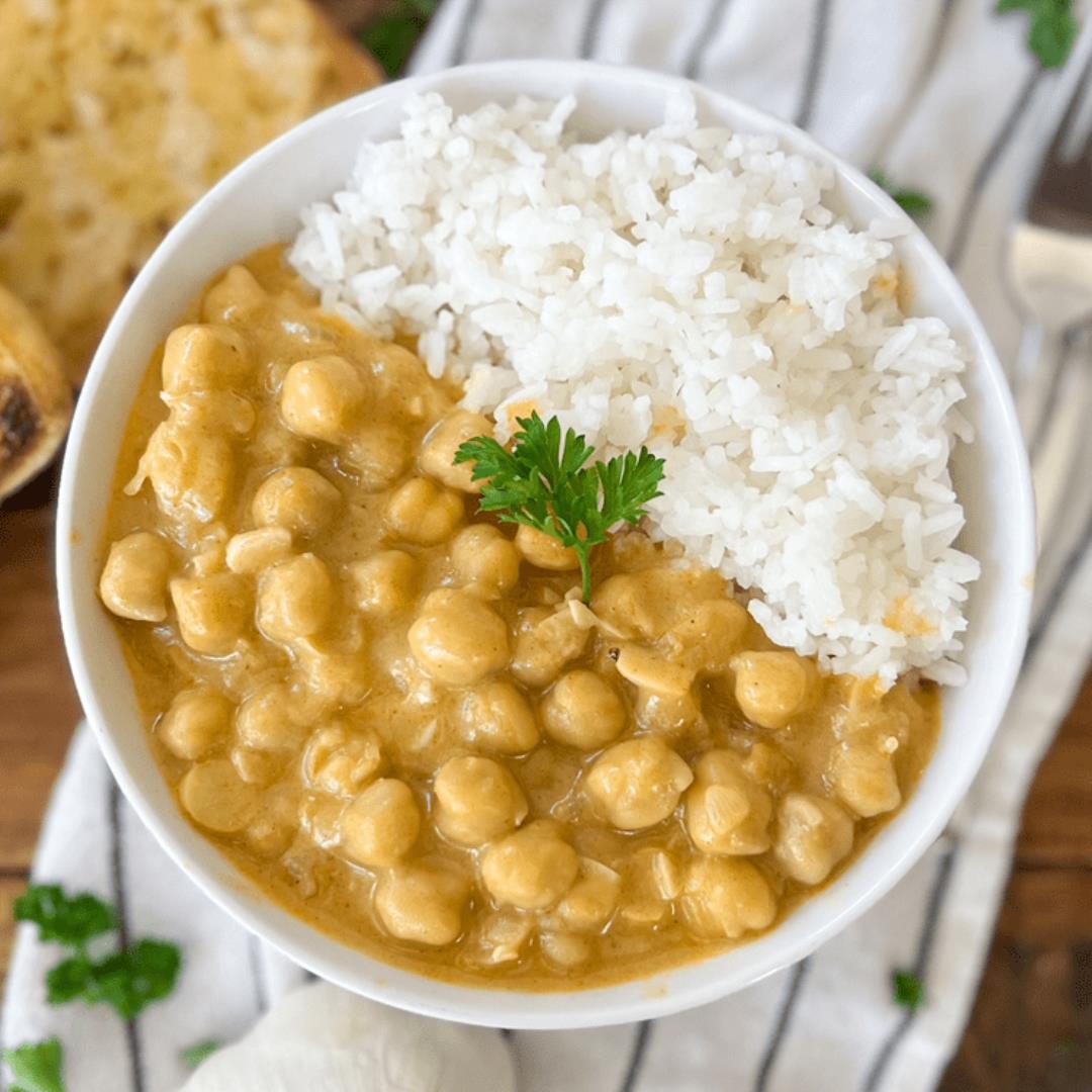 CREAMY Garlic Chickpeas with Rice | Quick & EASY Recipe