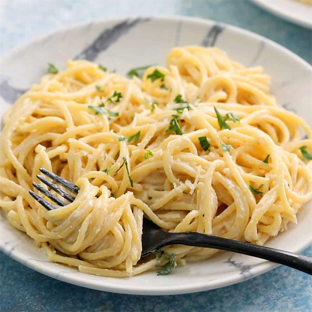 One Pot Alfredo Pasta {5 Ingredients}