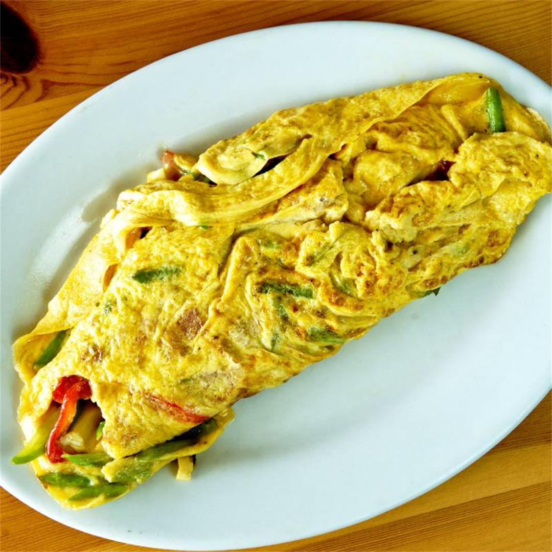 Asparagus omelet with cheese and bacon (15-minute recipe)