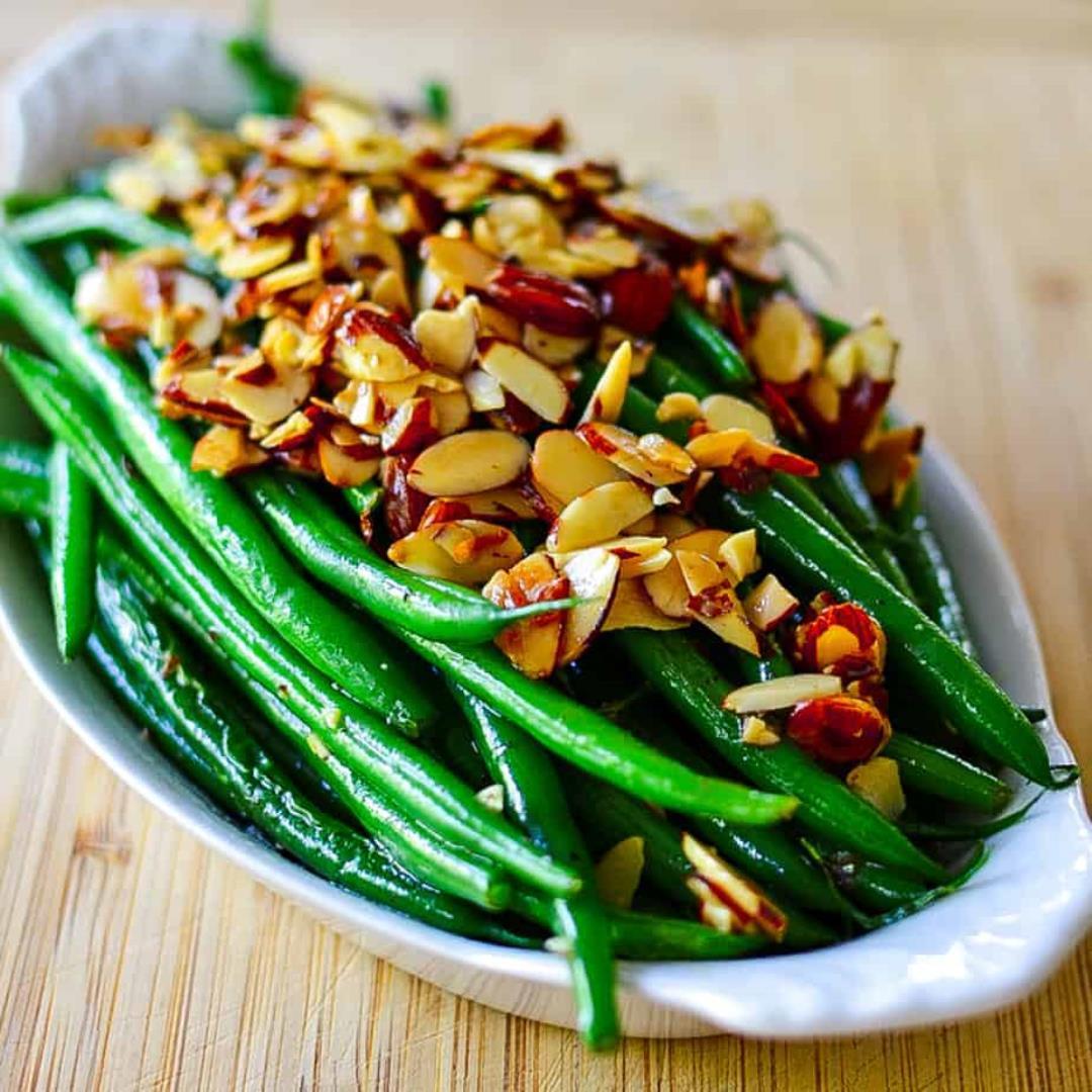 Green Beans with Toasted Almonds and Garlic