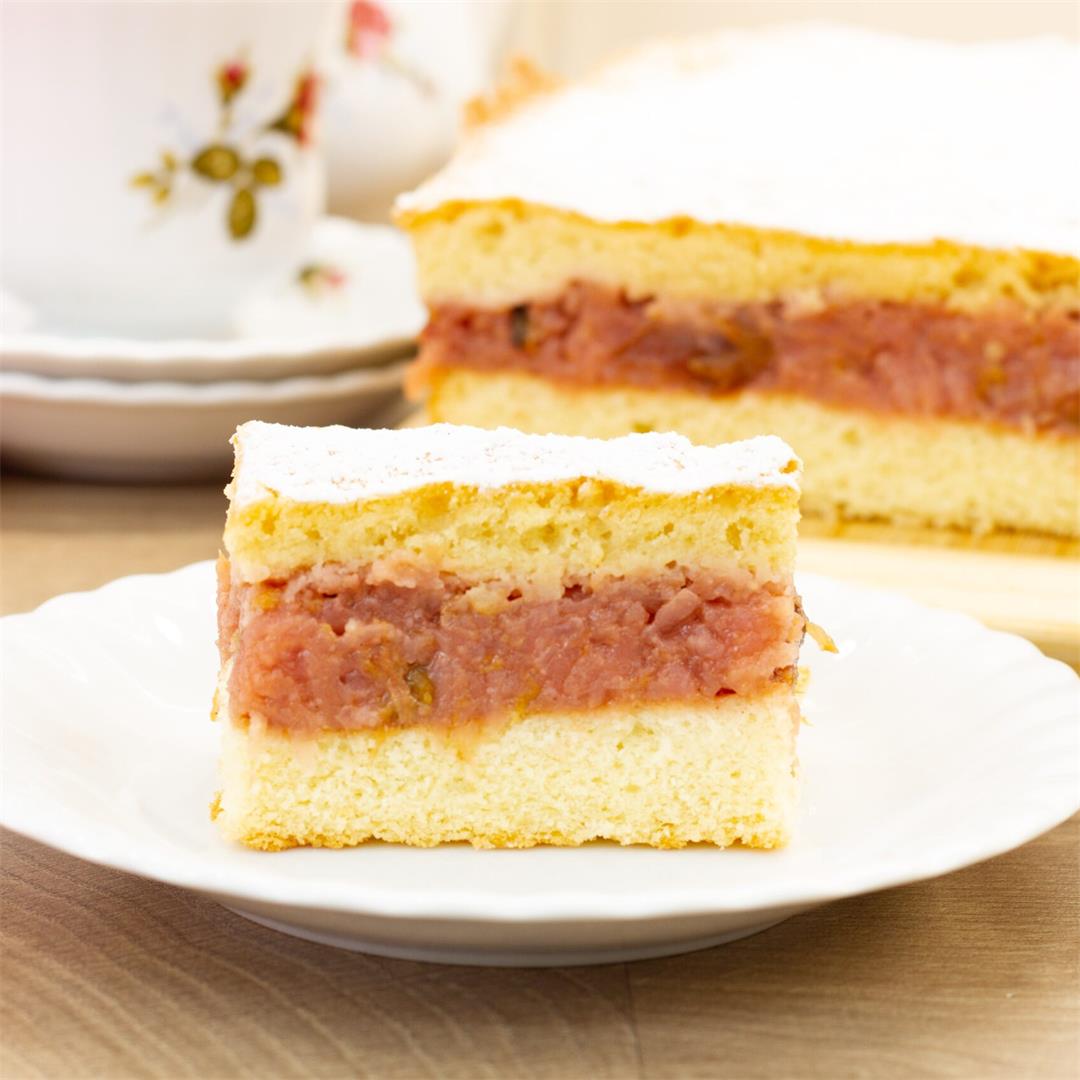 Apple sponge cake with plums ⋆ MeCooks Blog