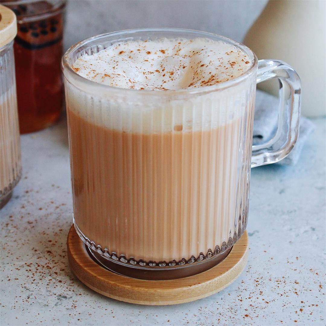 Creamy rooibos latte (caffeine-free tea latte)