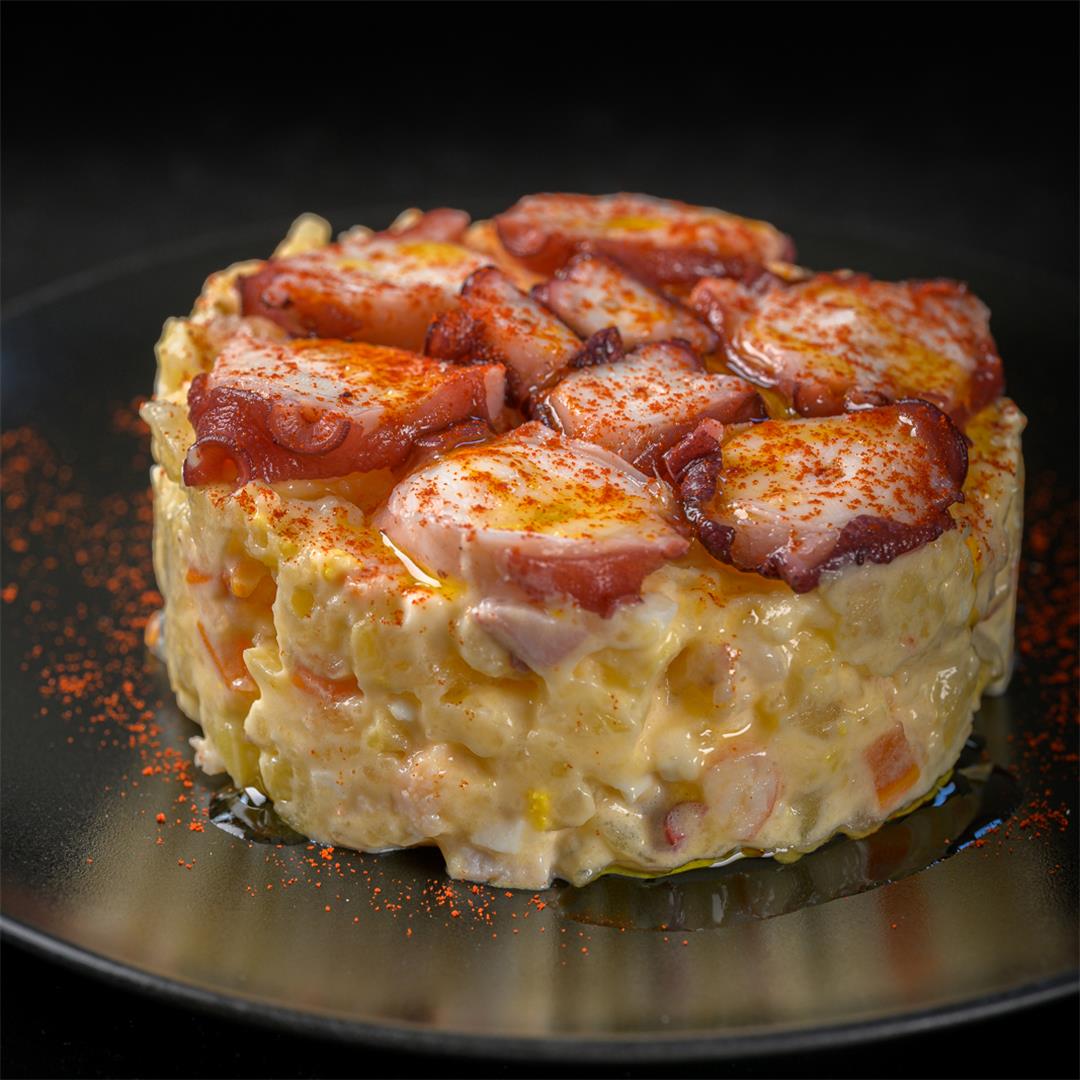 Pulpo a la gallega sobre ensaladilla de langostinos