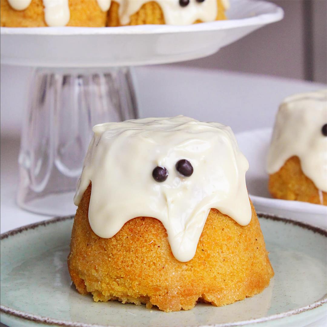 Mini halloween carrot cake ghosts