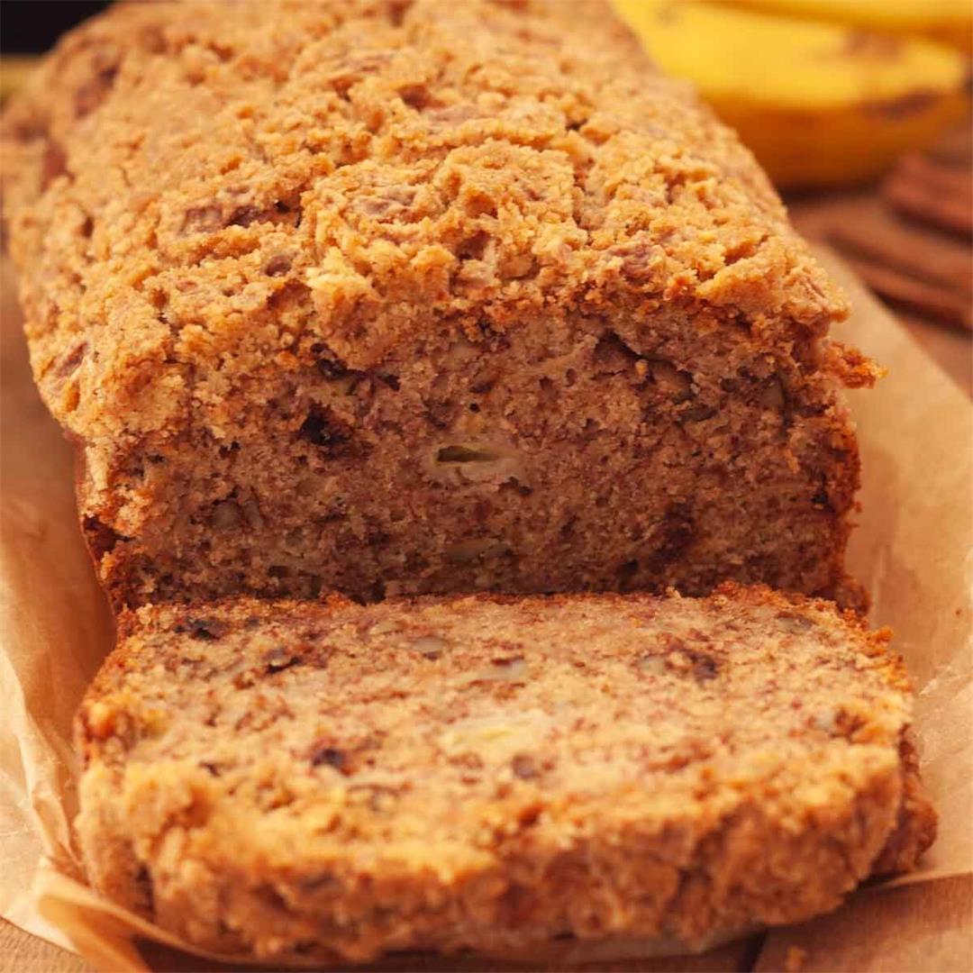 Easy banana bread with streusel topping