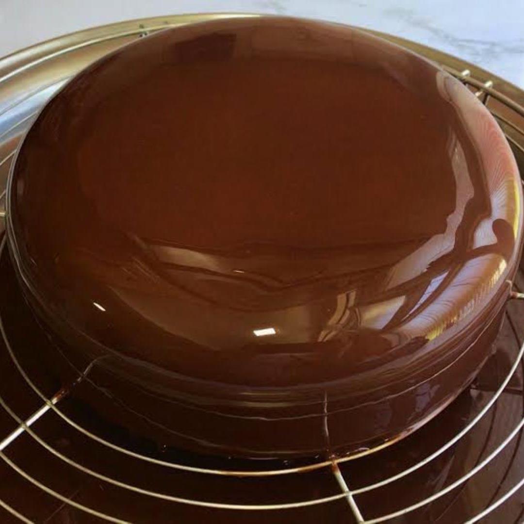 Very shiny chocolate mirror glaze