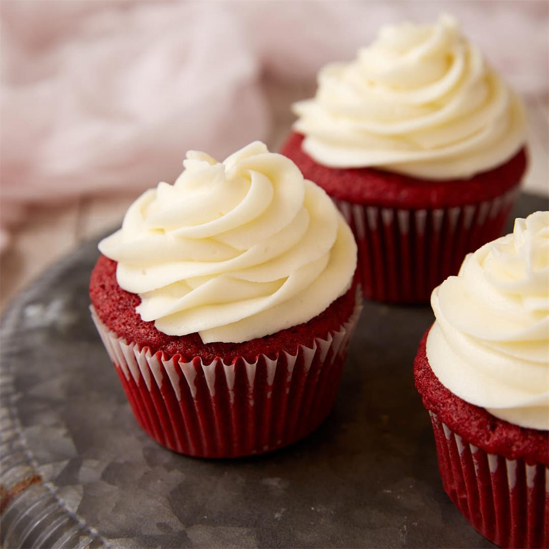 Thick and Creamy White Chocolate Cream Cheese Frosting